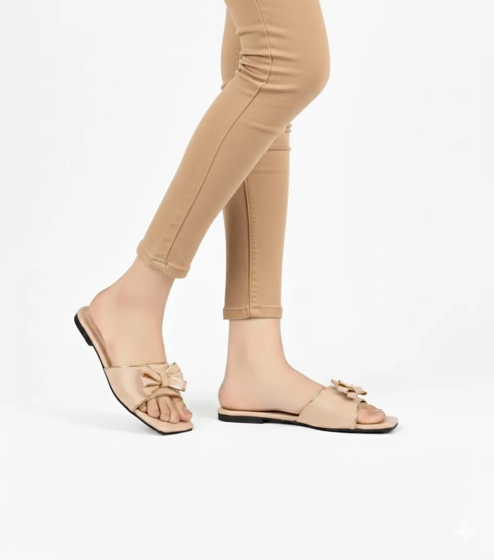 “GlamHivePK™ Off-White Rhinestone Slippers – Elegant Women’s Fancy Wear ✨ | Free Delivery 🚚”